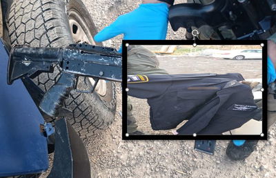 הנשק והחולצה של השוטר