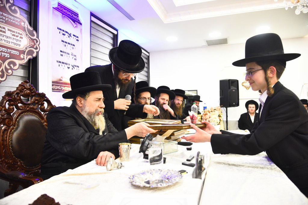 רחמסטריווקא: הרבי חתם על תעודות ההוקרה