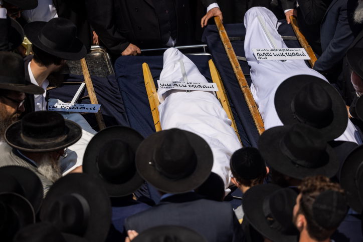 הלווית האם ובנותיה