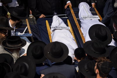 הלווית האם ובנותיה