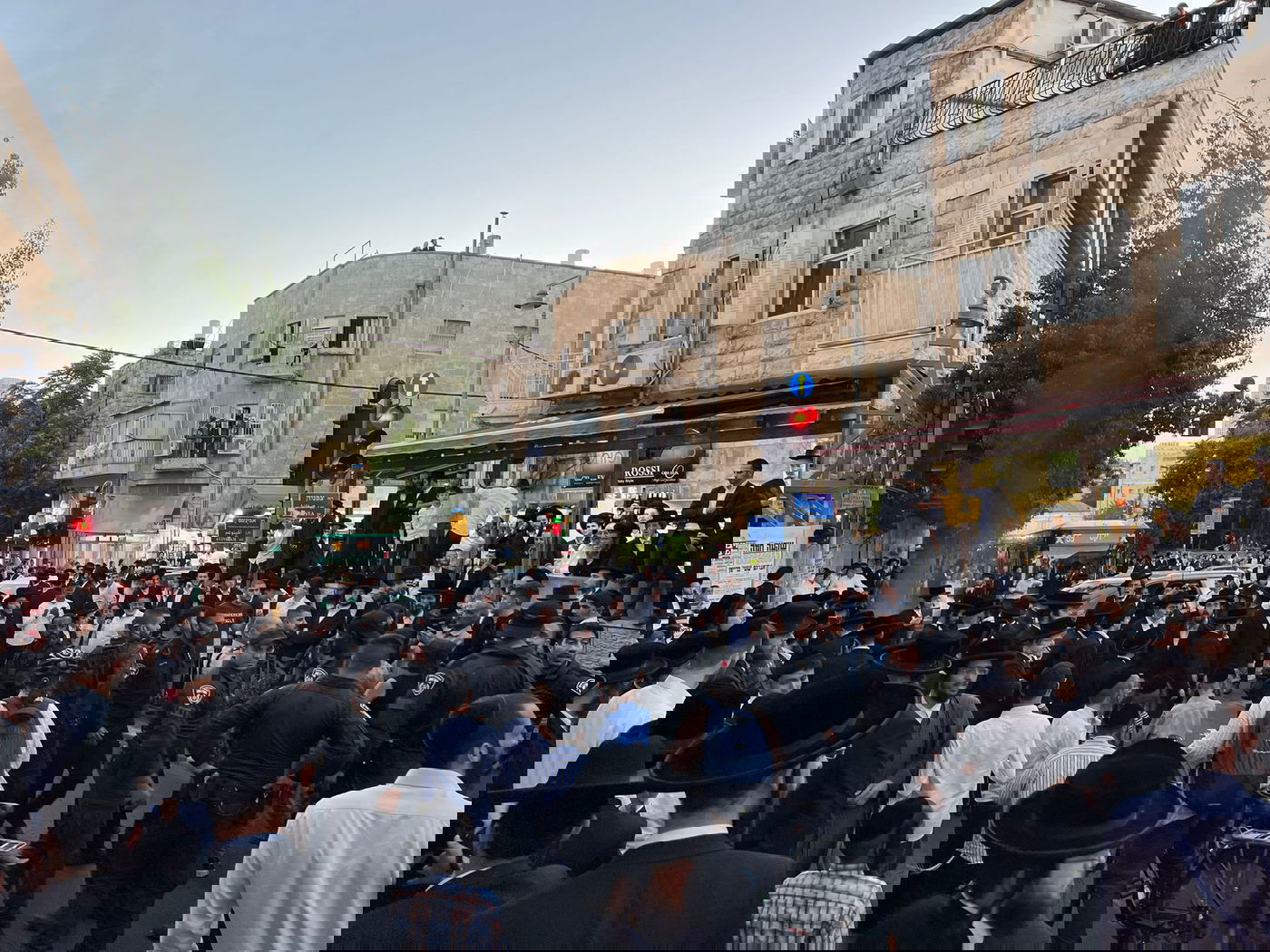 החלו הפגנות סוערות כנגד נתיחת בן הארבע