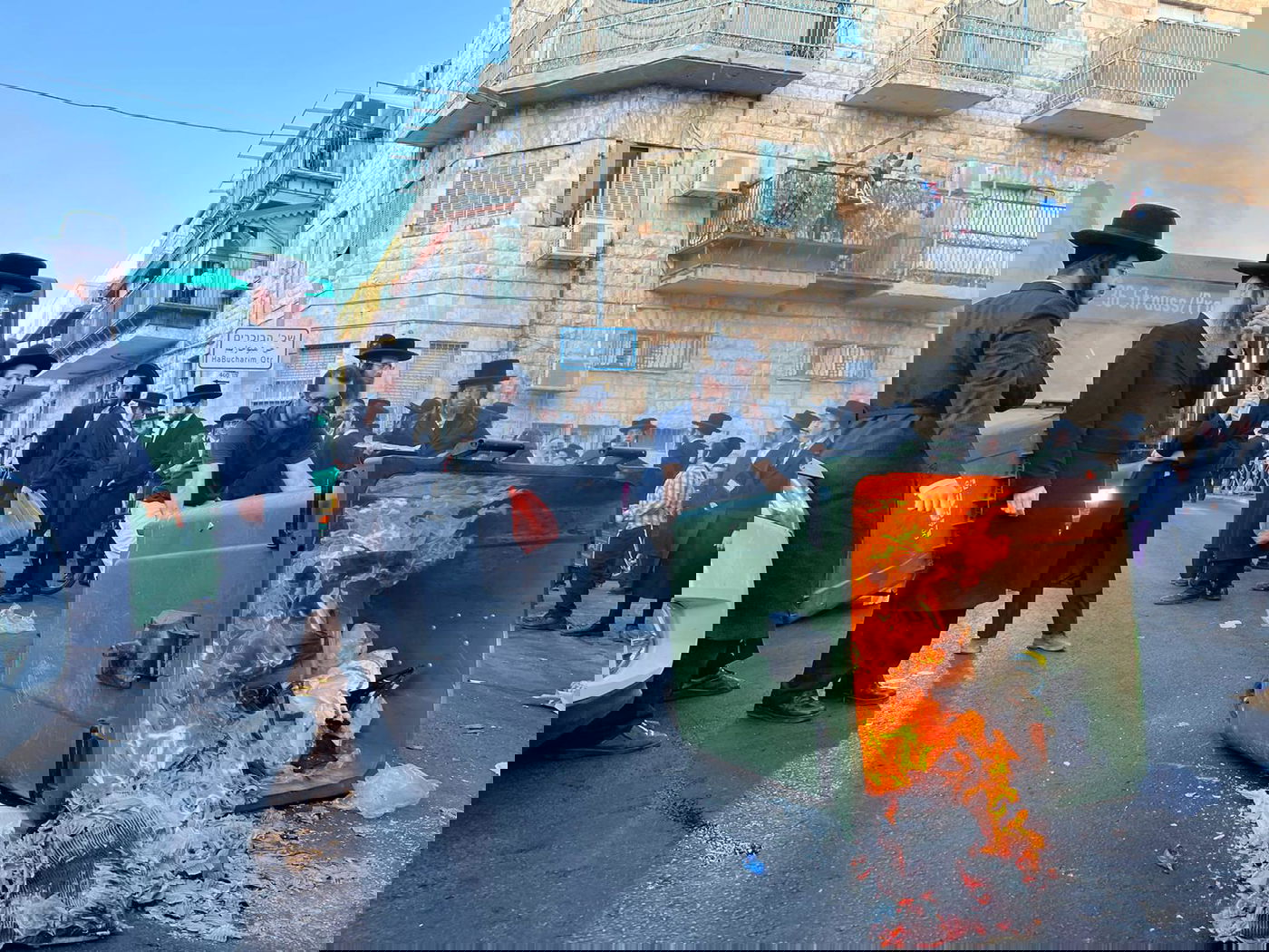 החלו הפגנות סוערות כנגד נתיחת בן הארבע