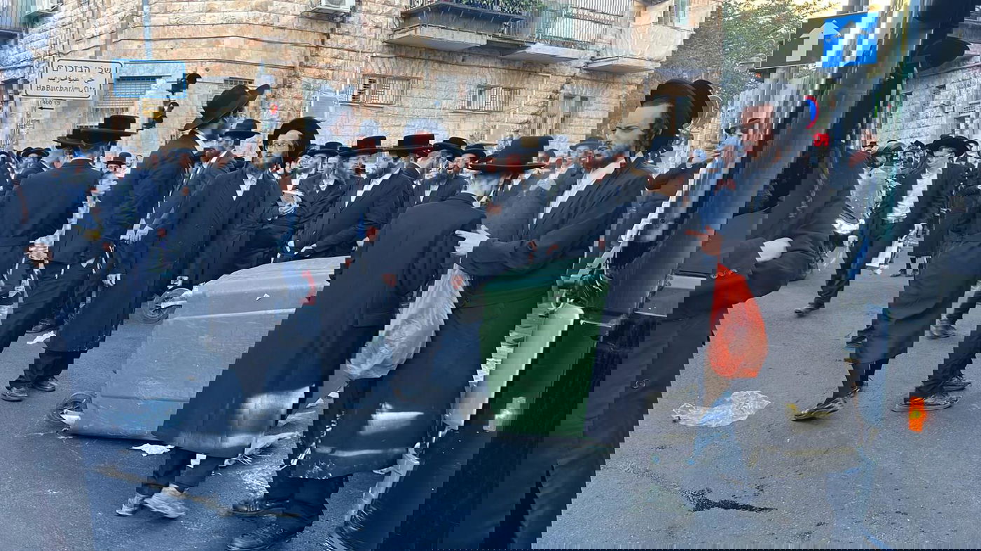 החלו הפגנות סוערות כנגד נתיחת בן הארבע