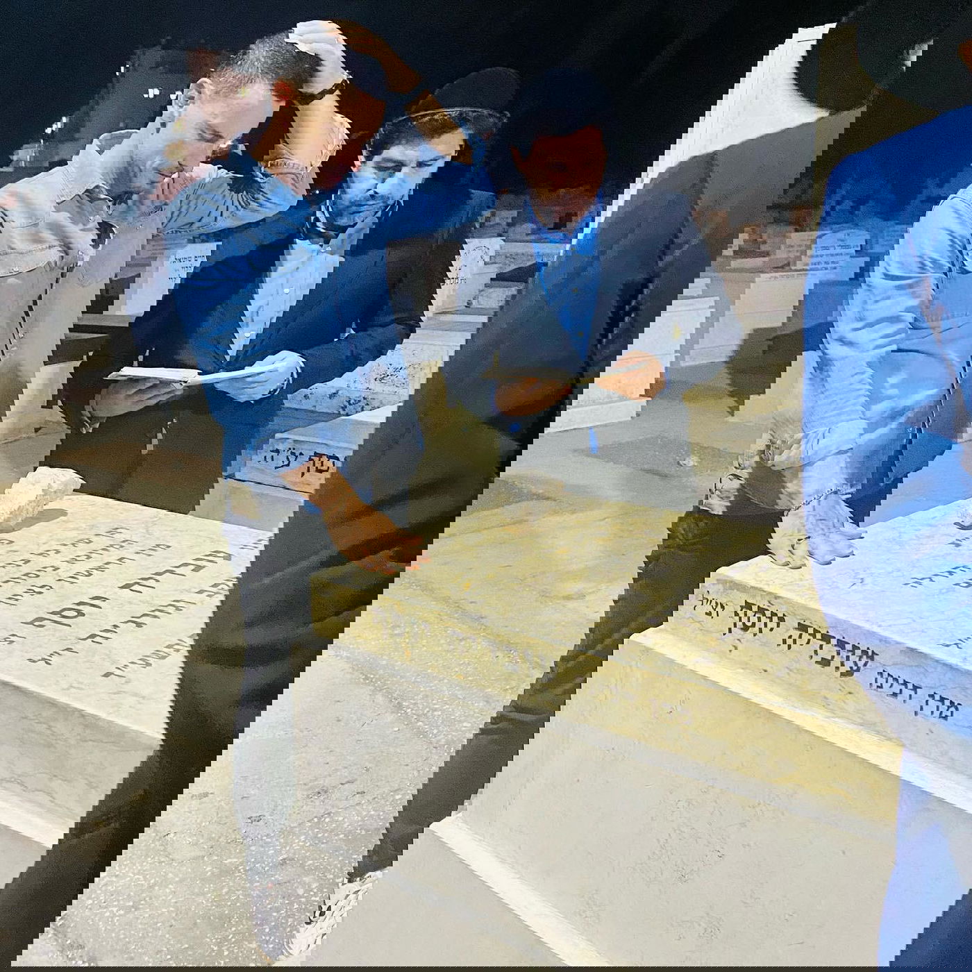 צפו: מגיש הטלוויזיה התפלל בקברו של מרן