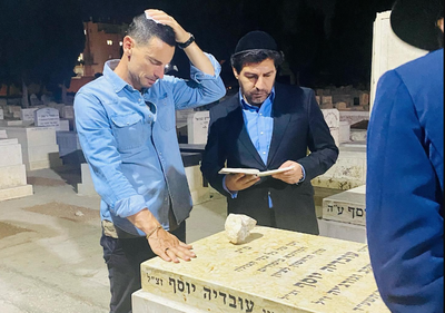 צפו: מגיש הטלוויזיה התפלל בקברו של מרן