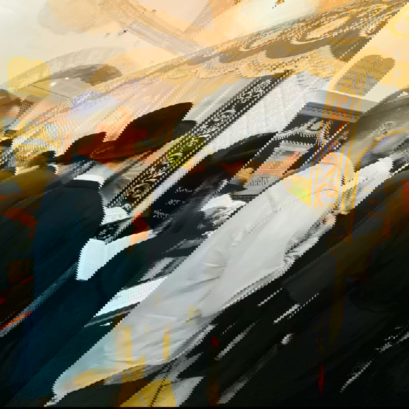 צפו: מגיש הטלוויזיה התפלל בקברו של מרן