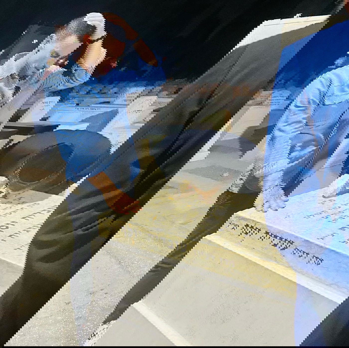 צפו: מגיש הטלוויזיה התפלל בקברו של מרן