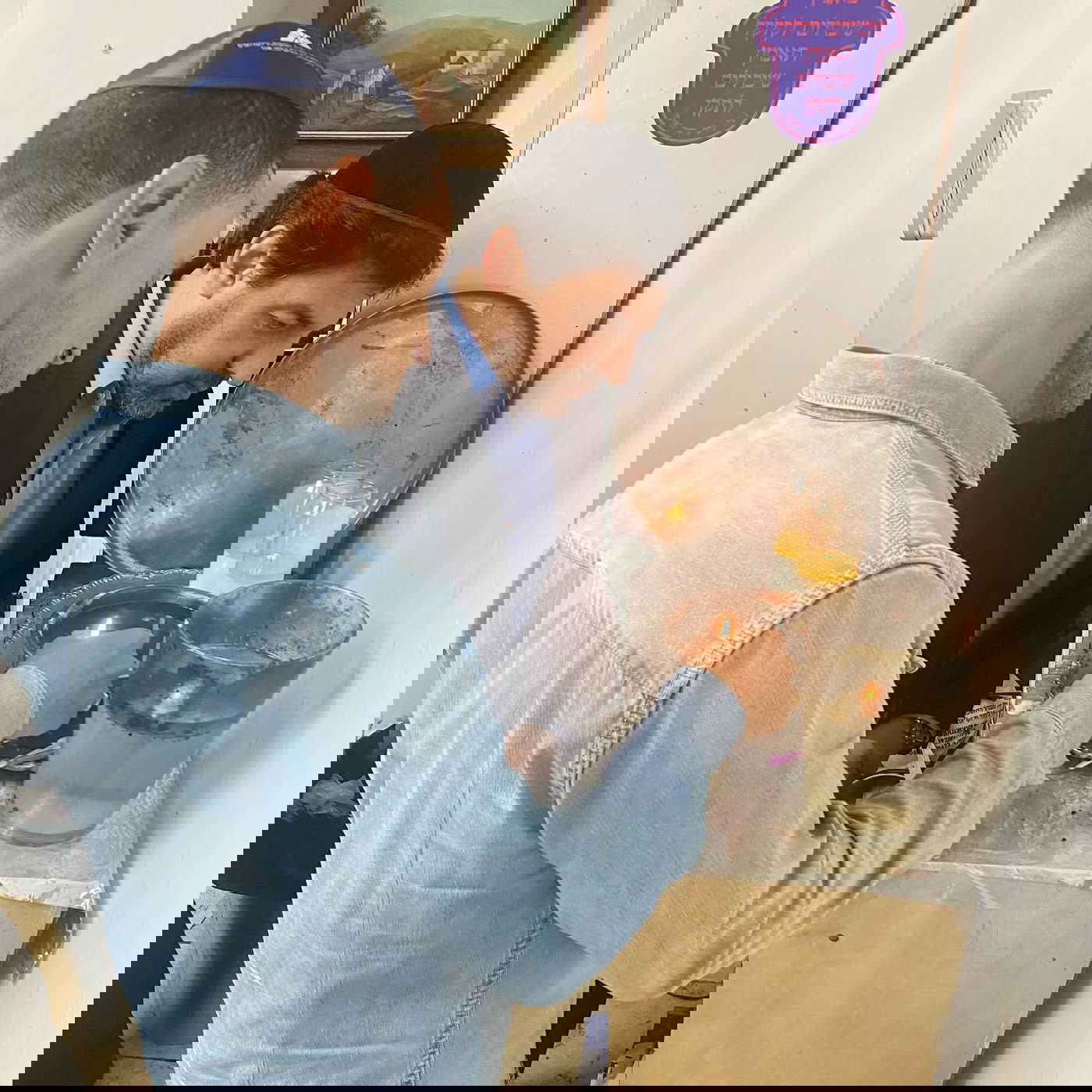 צפו: מגיש הטלוויזיה התפלל בקברו של מרן