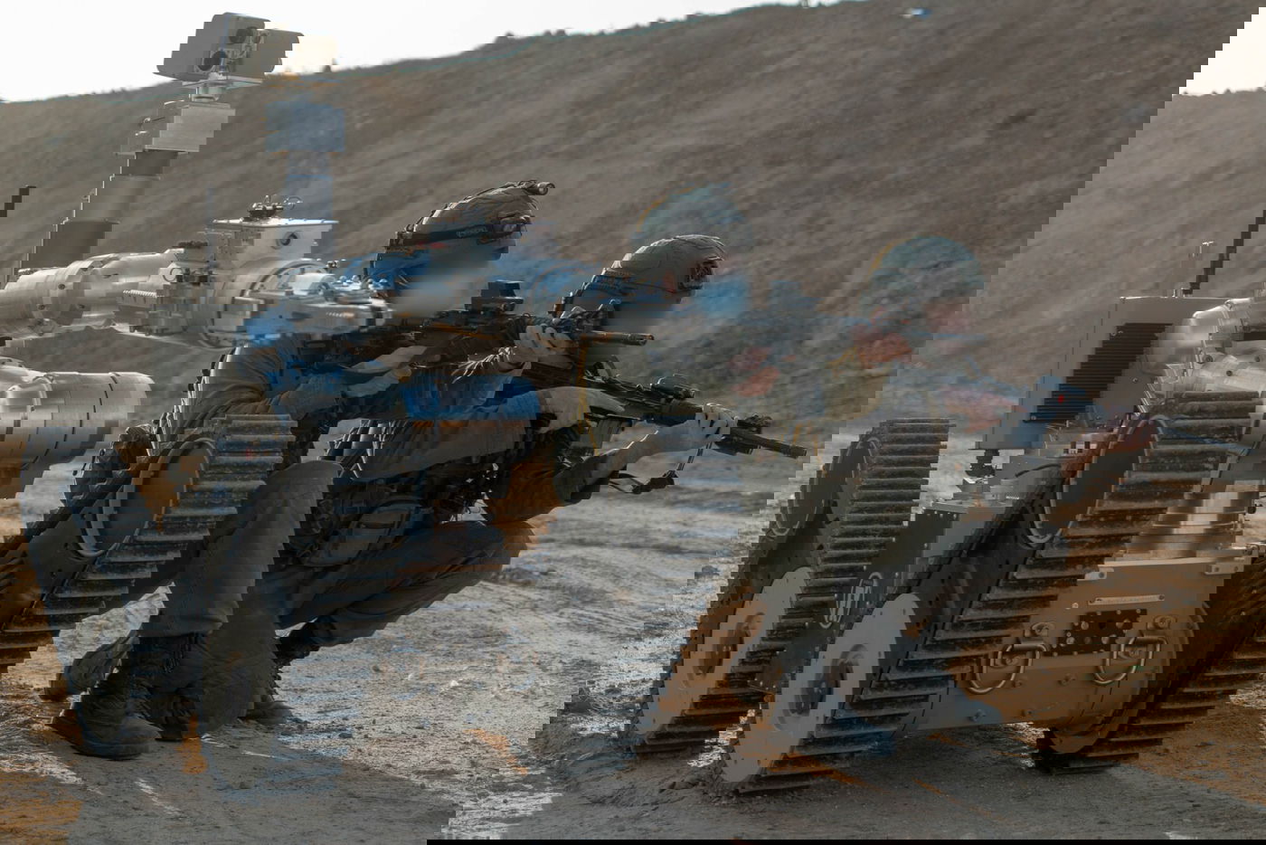 הלוחמים עם רובוט המשמש אותם במנהרות