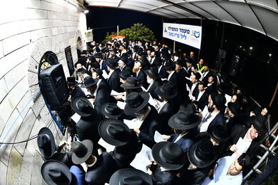 קהל אלפים בציון