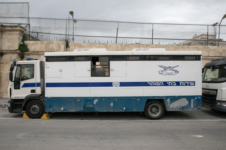 ניידת שב"ס בסמוך למגרש הרוסים