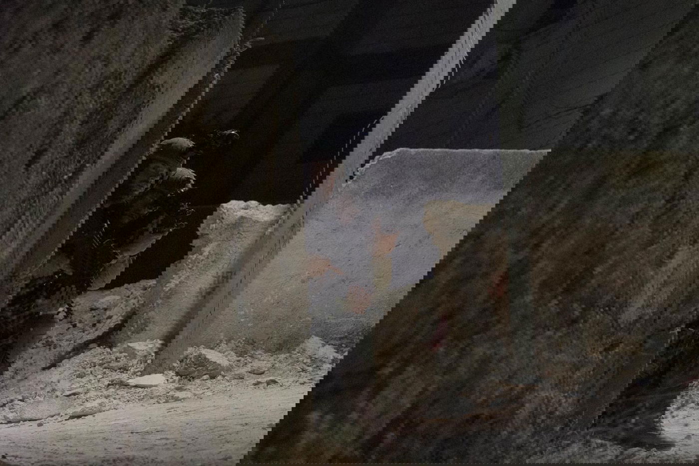 עשרה מבוקשים נעצרו; צמיגים בוערים נזרקו על הלוחמים