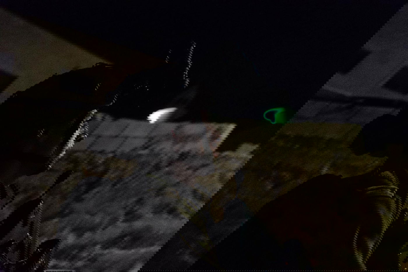 עשרה מבוקשים נעצרו; צמיגים בוערים נזרקו על הלוחמים