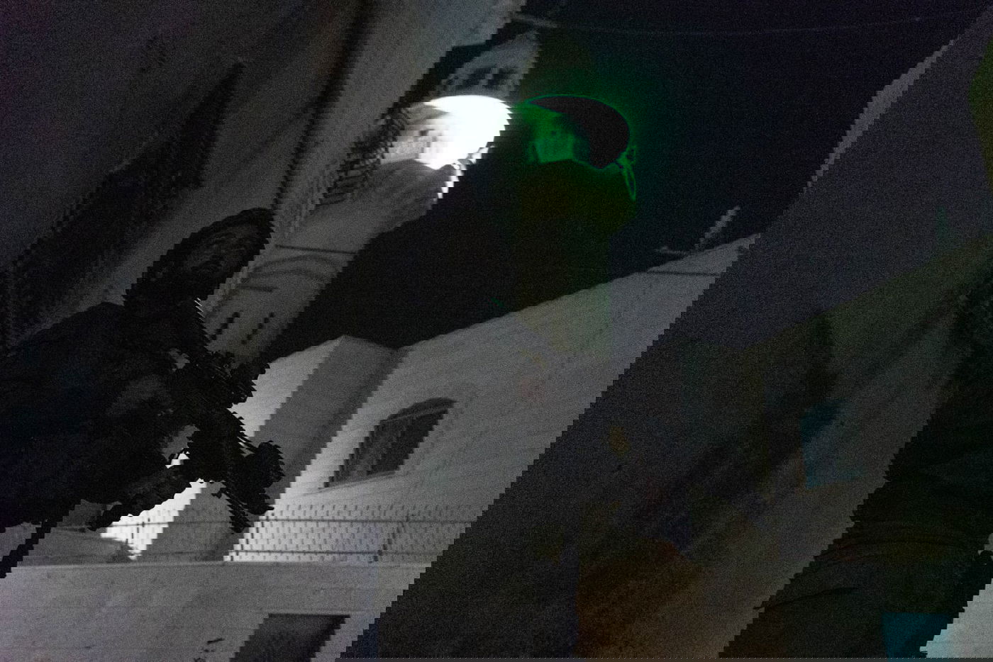 עשרה מבוקשים נעצרו; צמיגים בוערים נזרקו על הלוחמים