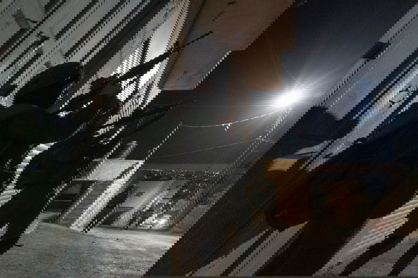 עשרה מבוקשים נעצרו; צמיגים בוערים נזרקו על הלוחמים