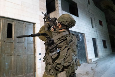 עשרה מבוקשים נעצרו; צמיגים בוערים נזרקו על הלוחמים