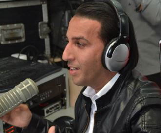 השדרן והמגיש הבכיר חשף: "מניח תפילין בכל יום"