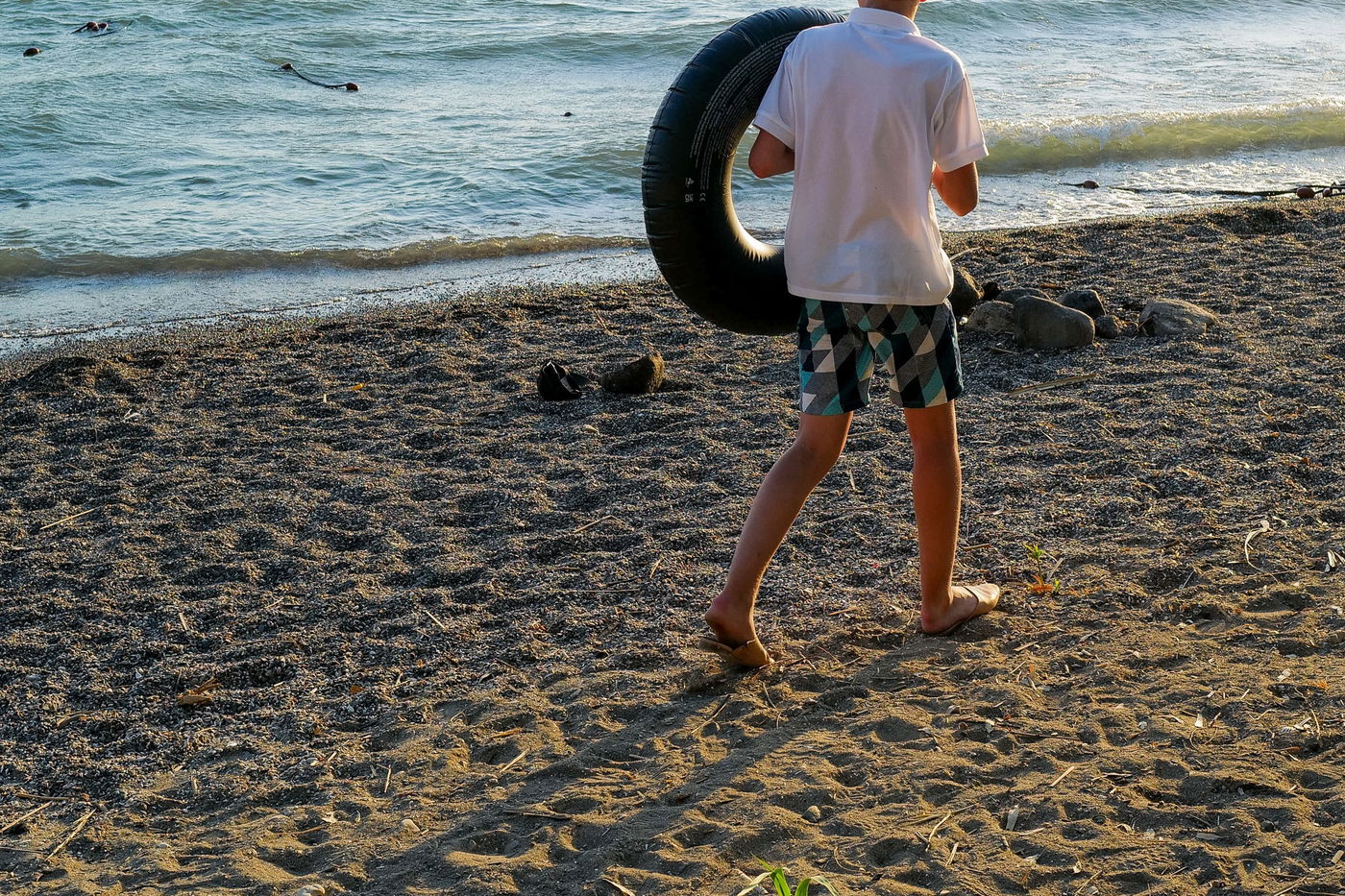 בחור ישיבה בחוף הים