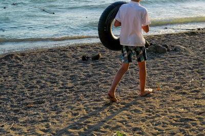 בחור ישיבה בחוף הים
