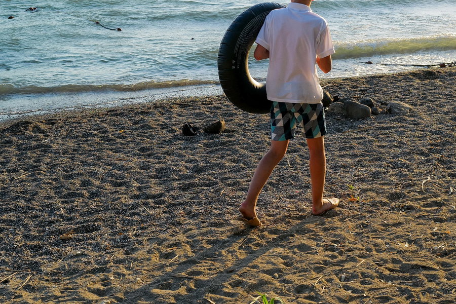 בחור ישיבה בחוף הים