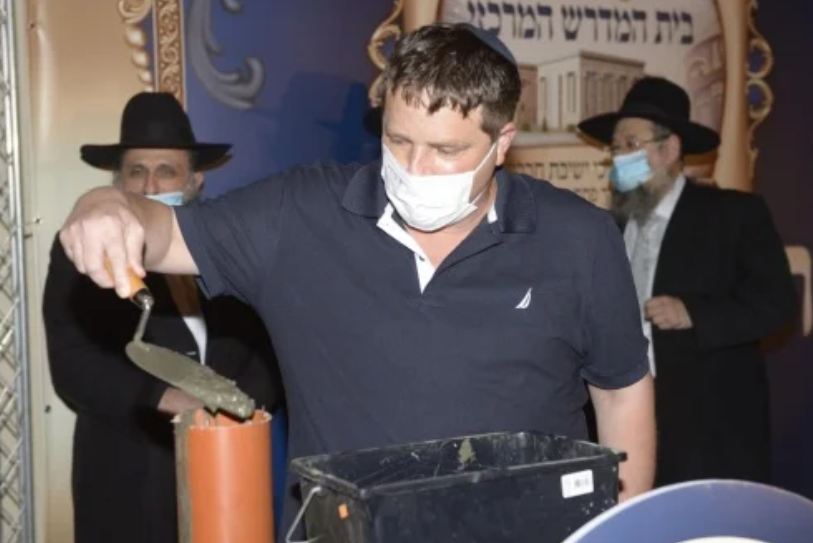 ראש עיריית פתח תקווה גרינברג ישוחרר למעצר בית