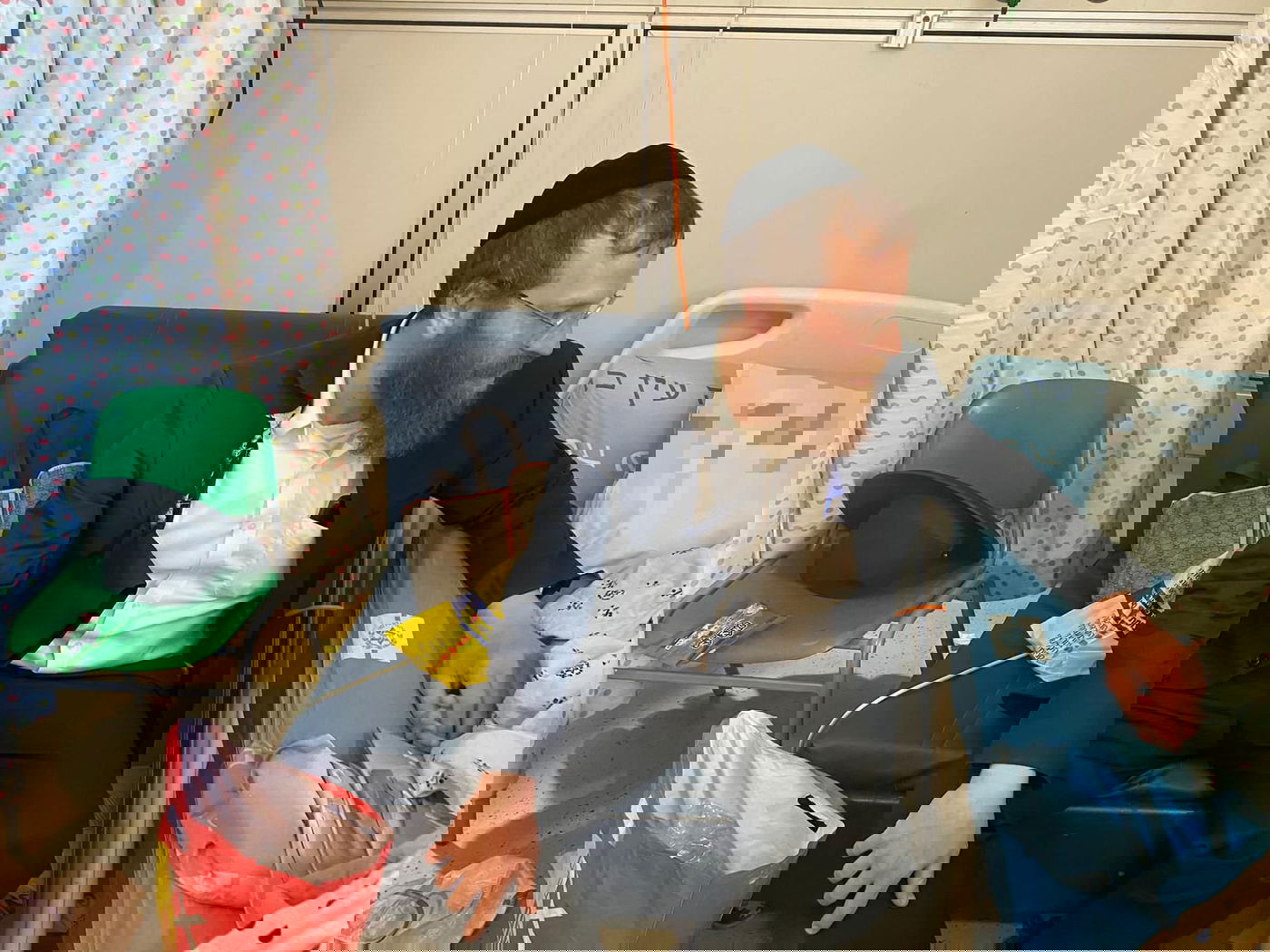 הרב גלושטיין ליד מיטת ביתו