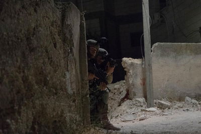 יריות ובקבוקי תבערה על לוחמים במעצר מבוקשים