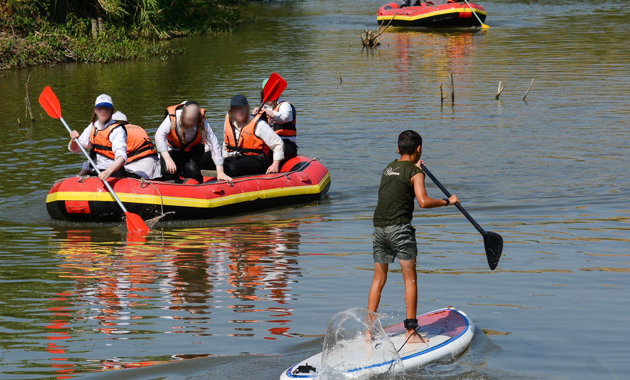 בחורים בקייאקים; אילוסטרציה - למצולמים אין קשר לנאמר בכתבה