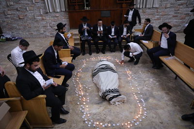 המיטה הובאה ל'פורת יוסף', תלמידים באמירת תהלים • צפו