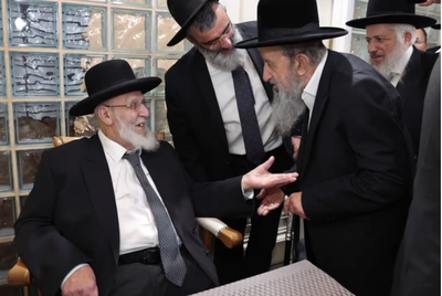 הגרב"צ מוצפי במעונו של הגר"ש כהן