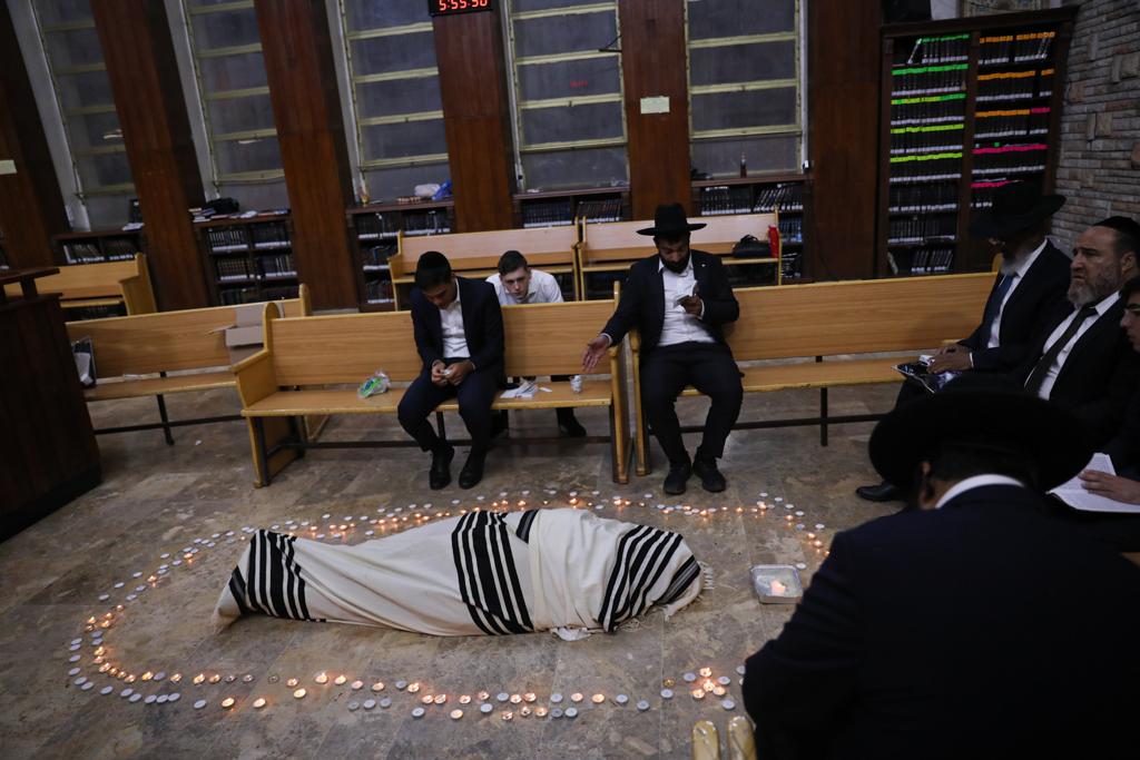 אמירת תהלים סביב מיטתו בהיכל הישיבה