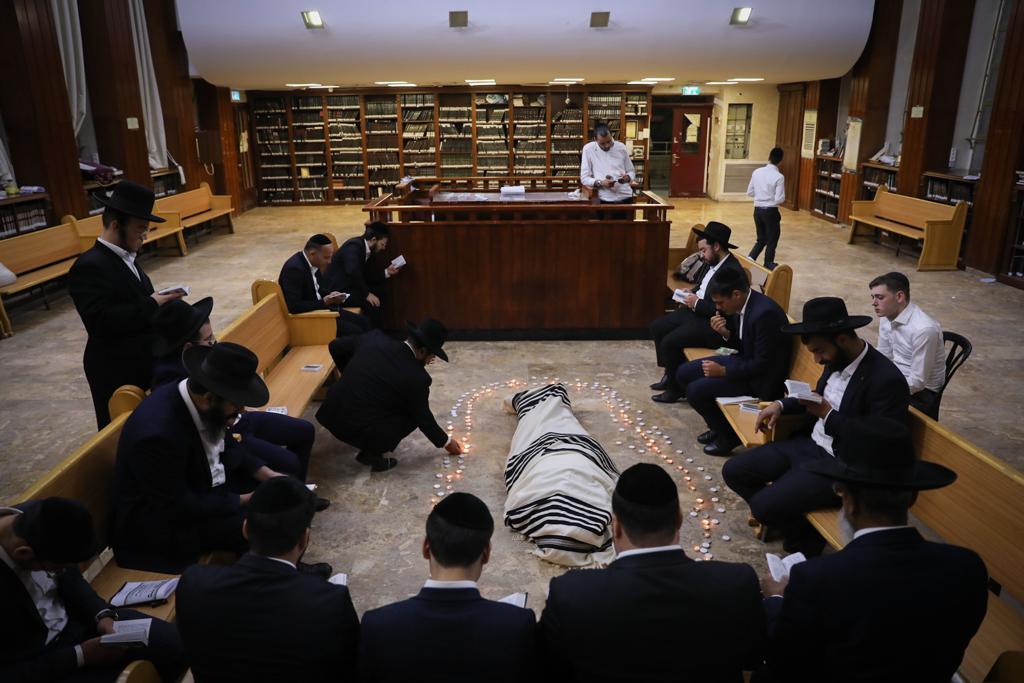 אמירת תהלים סביב מיטתו בהיכל הישיבה