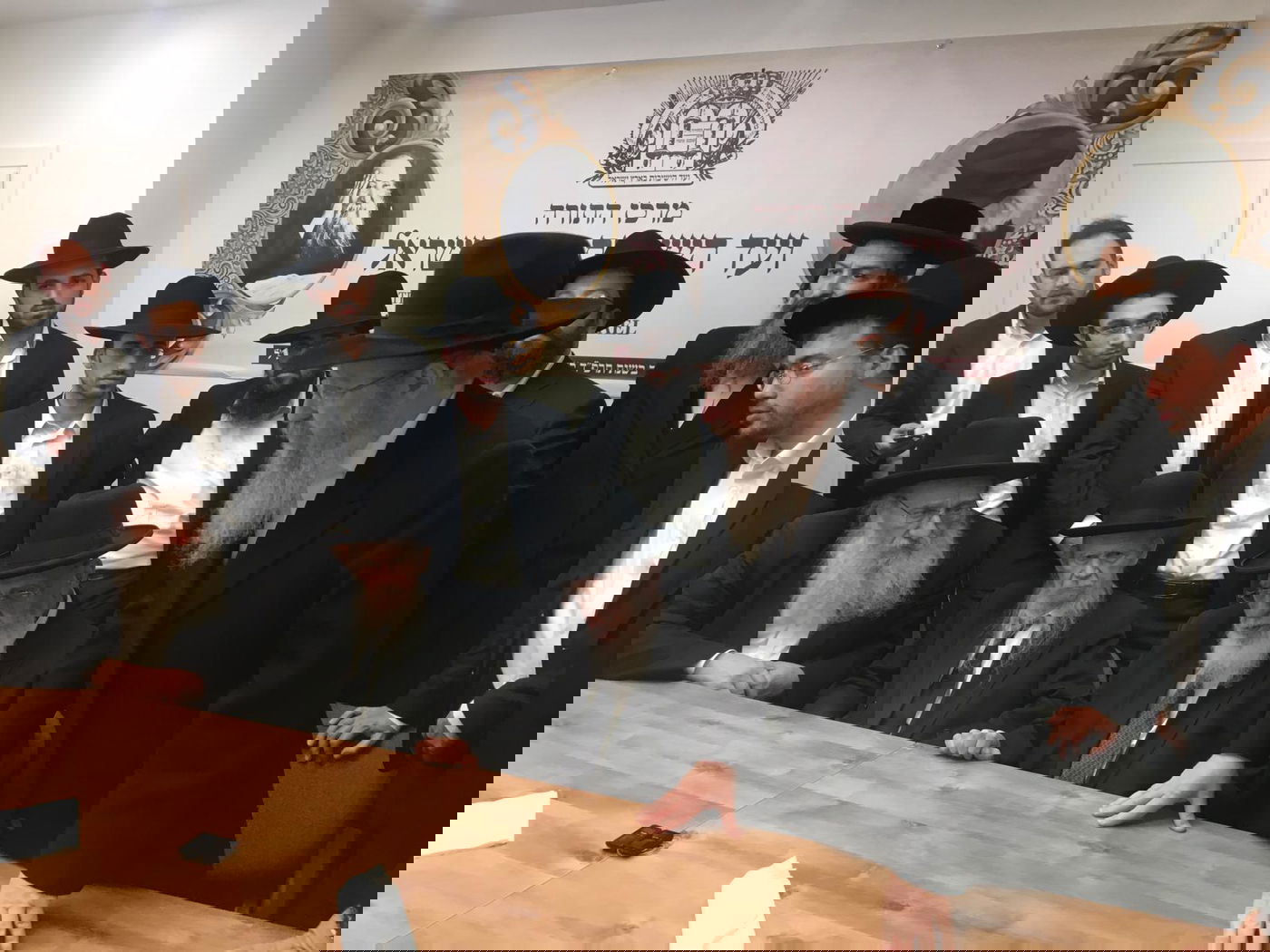 כשחכם שלום זצ"ל והגר"ג התכנסו לדון בחוק הגיוס