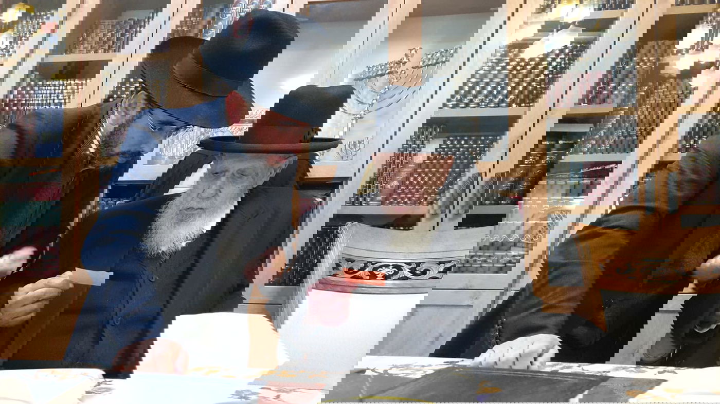 האברך מבקש ברכה מהרב לפני מספר חודשים