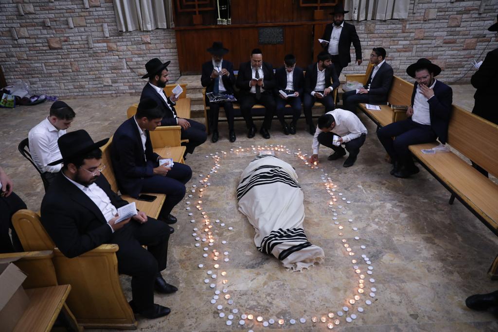 המיטה הובאה ל'פורת יוסף', תלמידים באמירת תהלים • צפו