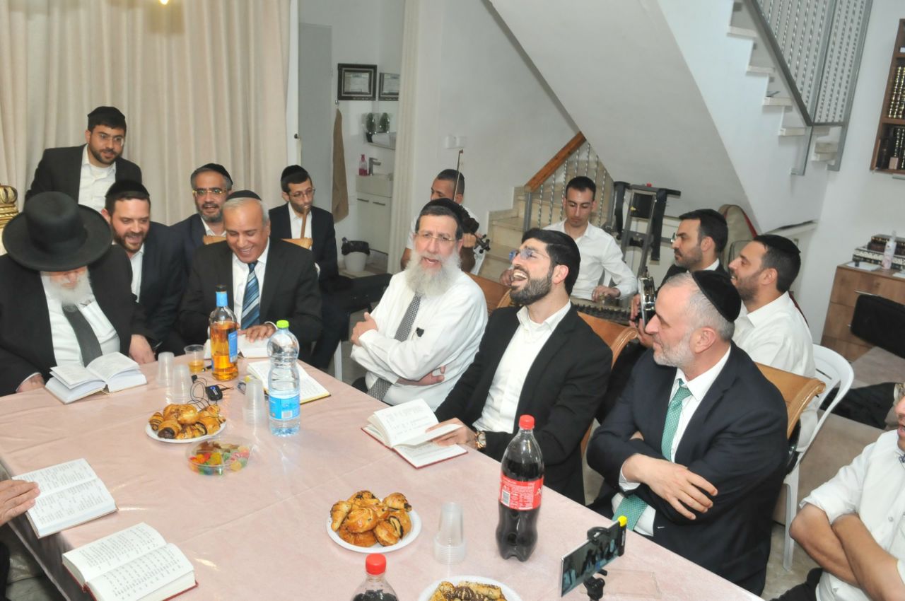 כשנשיא המועצת שר בערגה פיוט על הגאולה • צפו