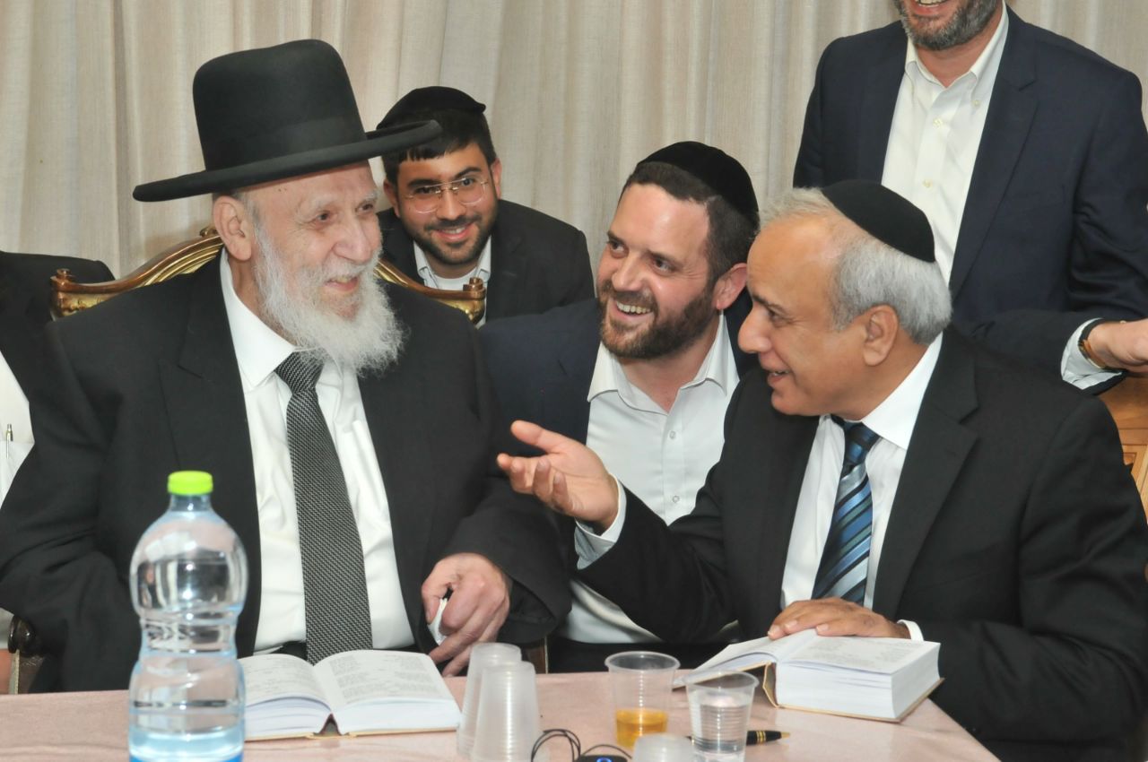 כשנשיא המועצת שר בערגה פיוט על הגאולה • צפו