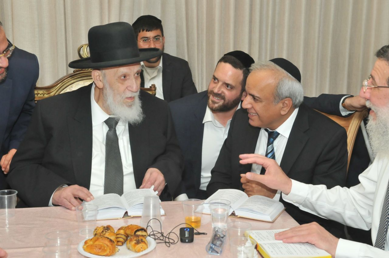 כשנשיא המועצת שר בערגה פיוט על הגאולה • צפו