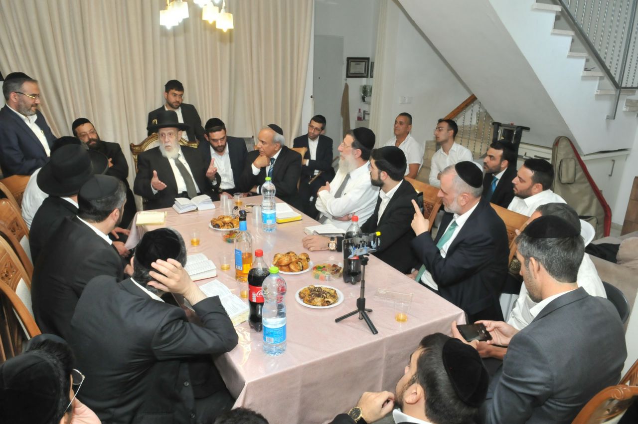 כשנשיא המועצת שר בערגה פיוט על הגאולה • צפו