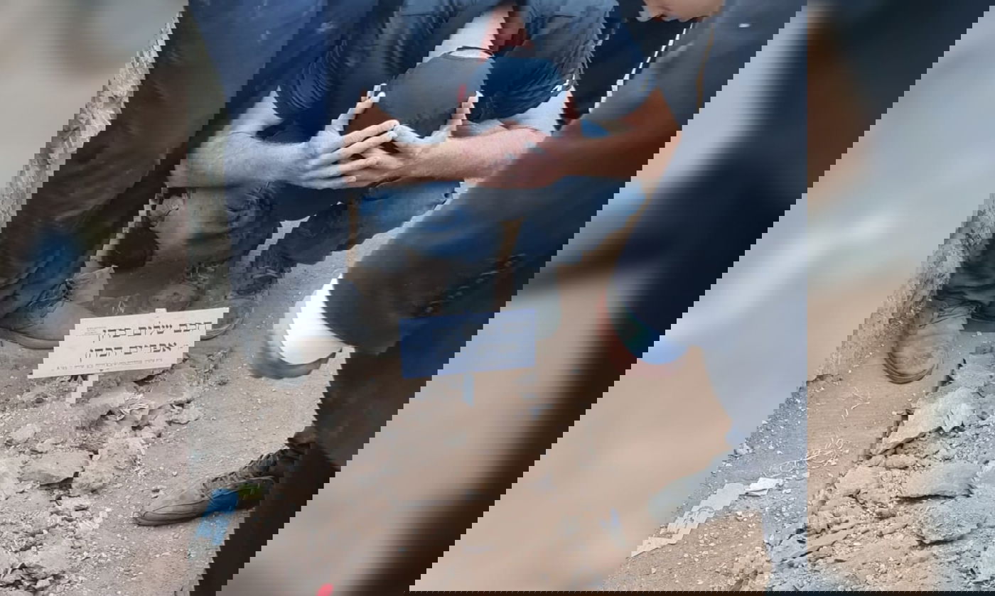 פה נטמן: תיעוד דומע מקברו הטרי של נשיא המועצת