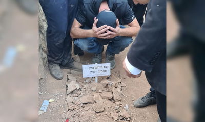 פה נטמן: תיעוד דומע מקברו הטרי של נשיא המועצת