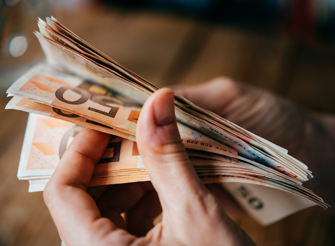 היסטורי: מטבע האירו שווה פחות מערך הדולר