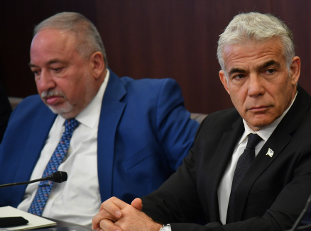 חילופי עקיצות בין ליברמן ללפיד; "לא בקיא בפרטים"