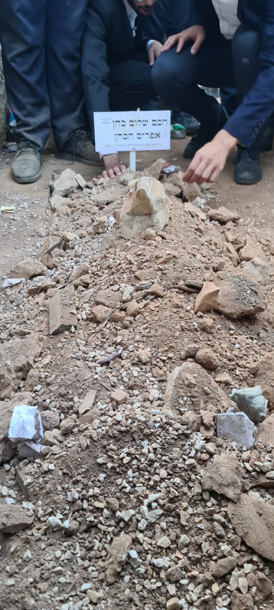 פה נטמן: תיעוד דומע מקברו הטרי של נשיא המועצת