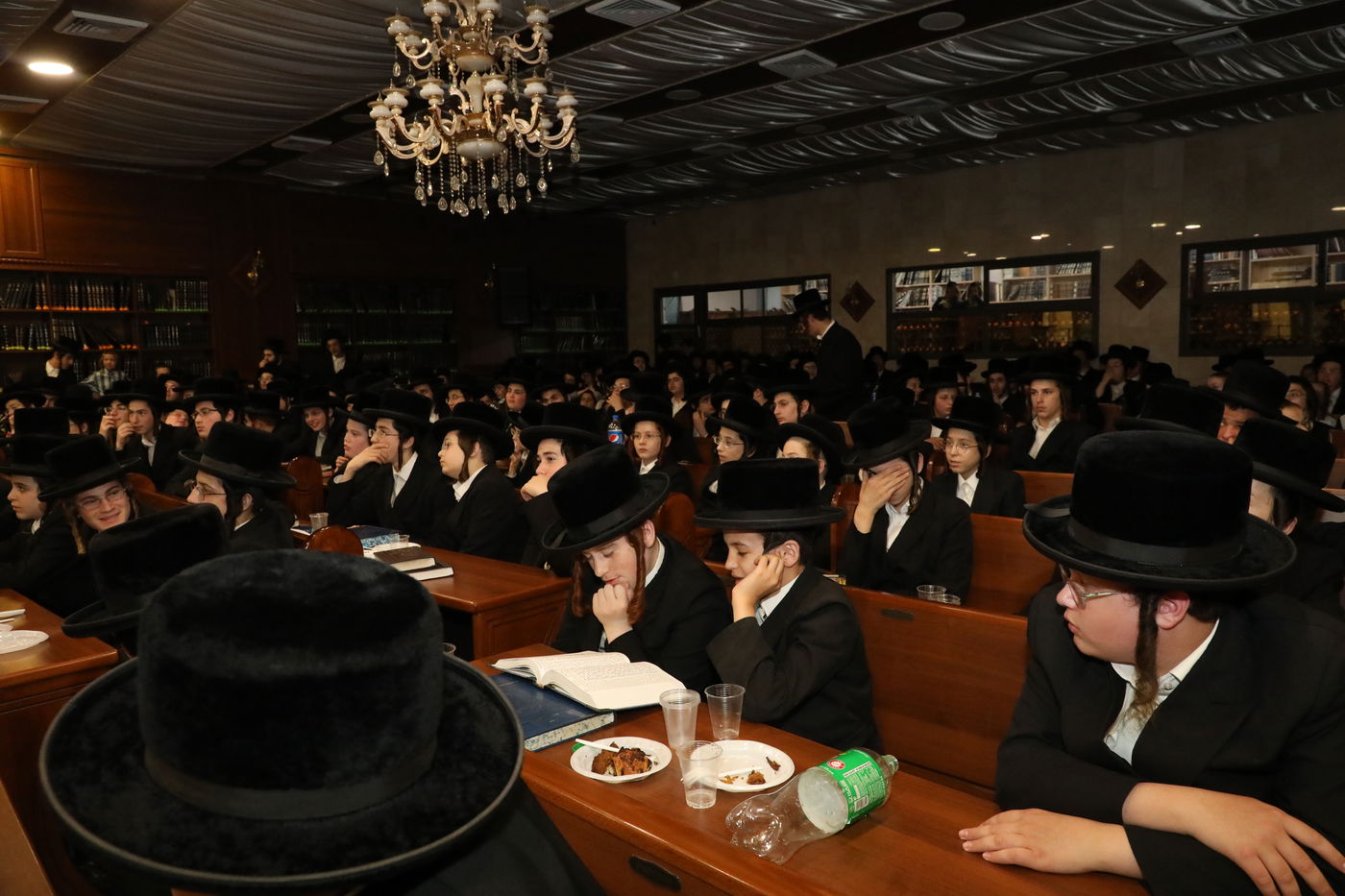 אלעד: הבחורים החסידים התכנסו ל'קומזיץ' מיוחד