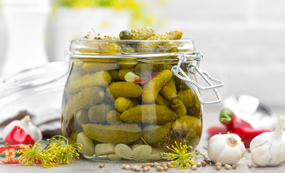 מלפפונים חמוצים מהירים עם נגיעות חריפות-מתוקות