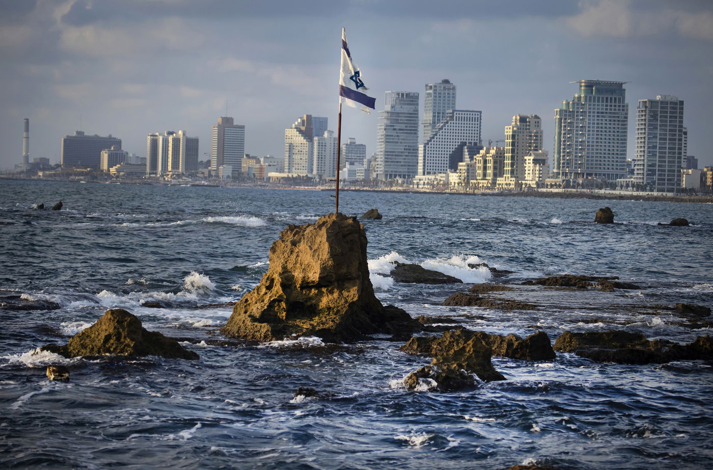 איך תל אביב - יפו נראית מבין גלי הים? צפו בתמונות