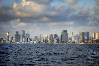 איך תל אביב - יפו נראית מבין גלי הים? צפו בתמונות