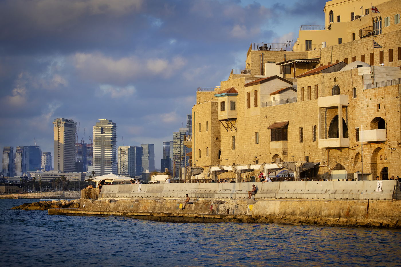 איך תל אביב - יפו נראית מבין גלי הים? צפו בתמונות