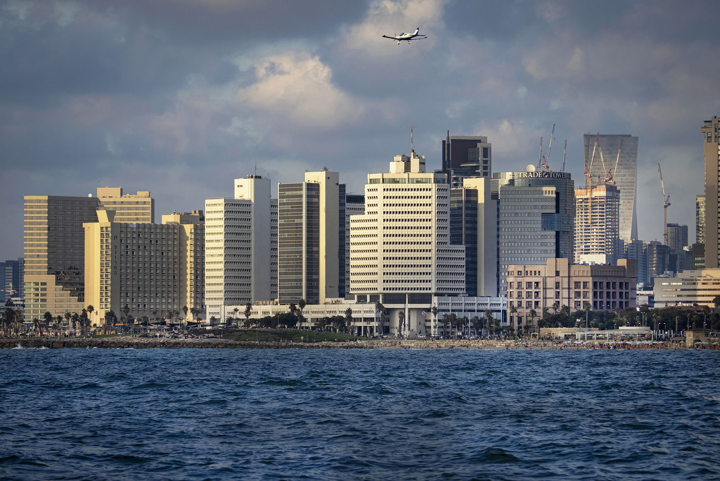 איך תל אביב - יפו נראית מבין גלי הים? צפו בתמונות